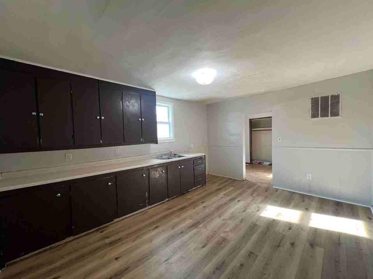 916 S 32nd St - Photo 4 of 7
