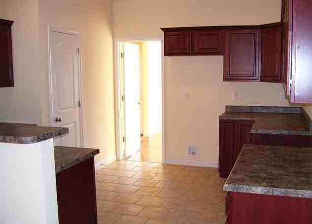 112 Lakeview Ct - Photo 2 of 10