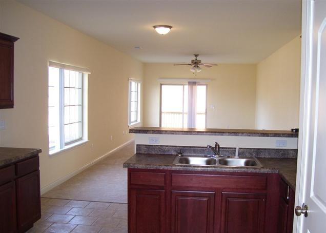112 Lakeview Ct - Photo 3 of 10