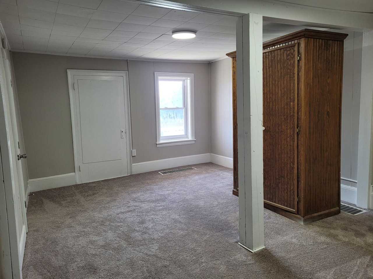 127 W Burd St - Photo 3 of 8