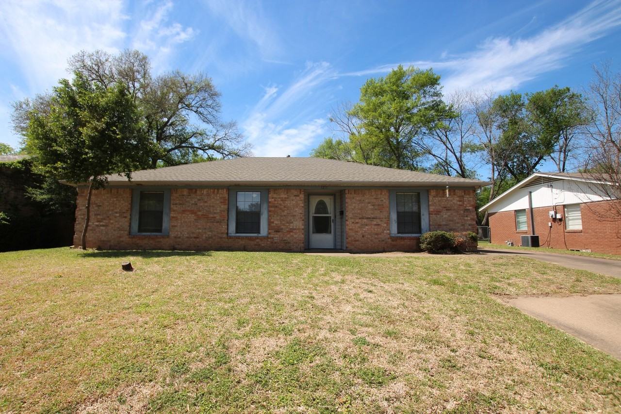 3211 S Donnybrook Ave - Photo 2 of 38