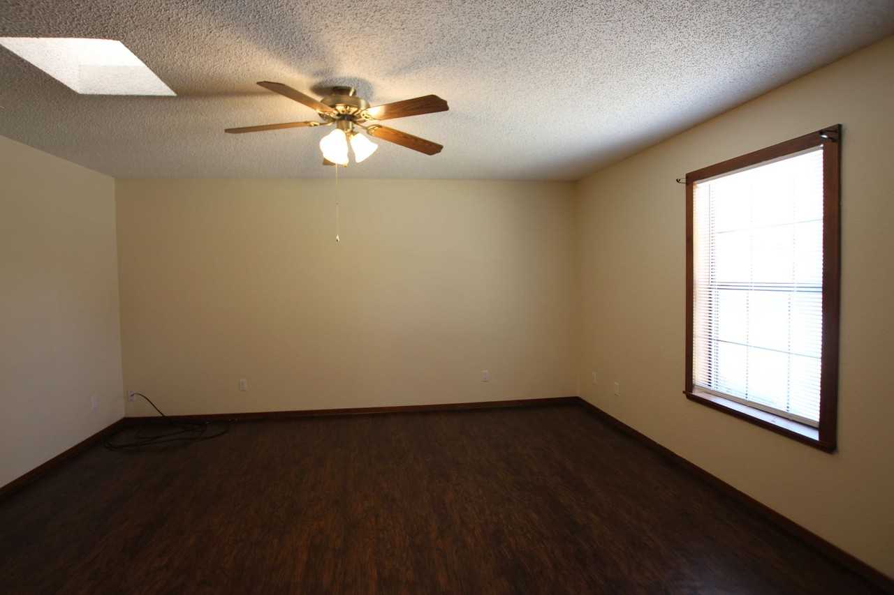 3211 S Donnybrook Ave - Photo 5 of 38
