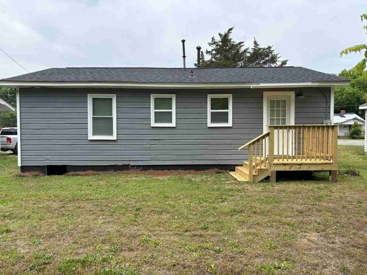 372 Baker St - Photo 3 of 11