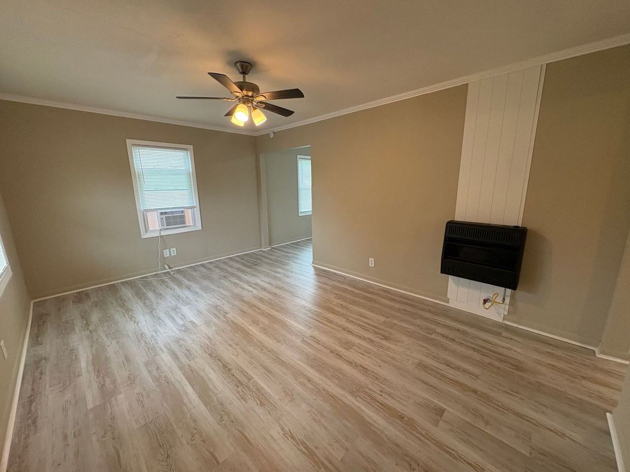 372 Baker St - Photo 4 of 11