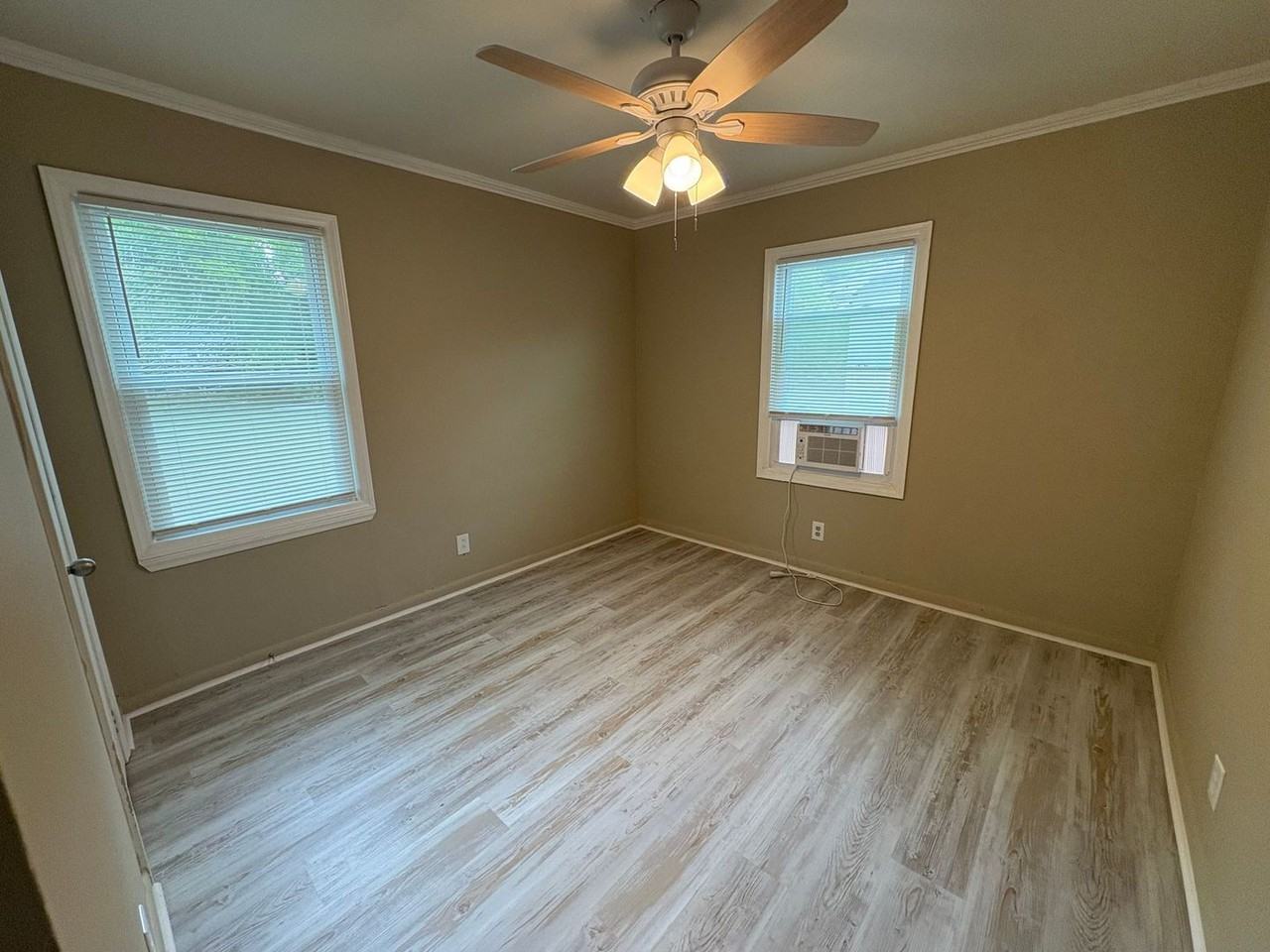 372 Baker St - Photo 6 of 11