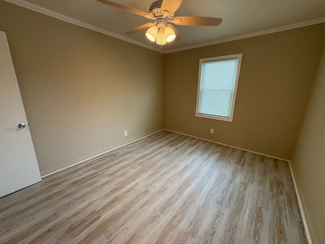 372 Baker St - Photo 7 of 11