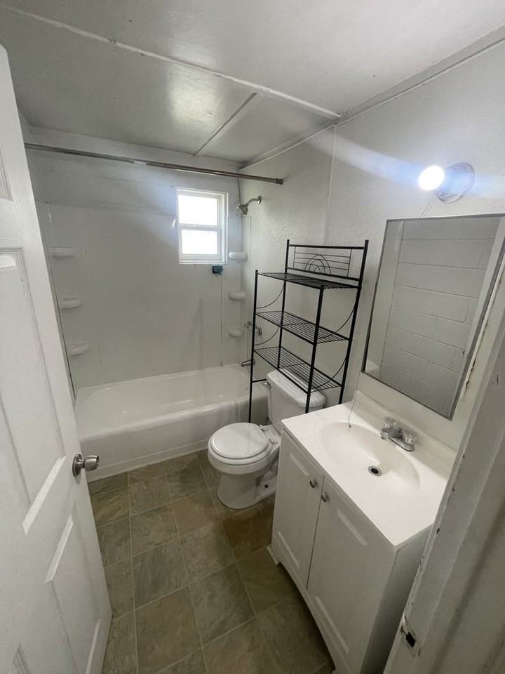 1119 Gregg St - Photo 3 of 13