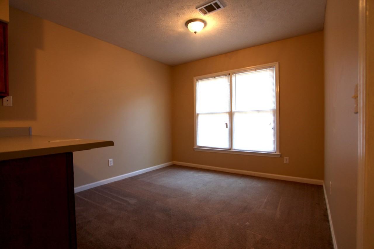 1393 Kurt Cir - Photo 3 of 5
