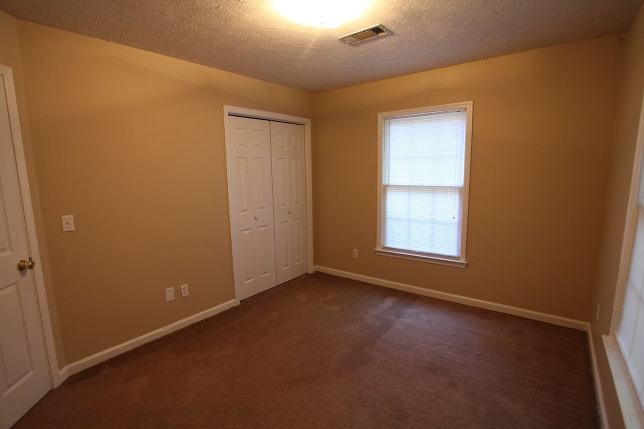 1393 Kurt Cir - Photo 4 of 5