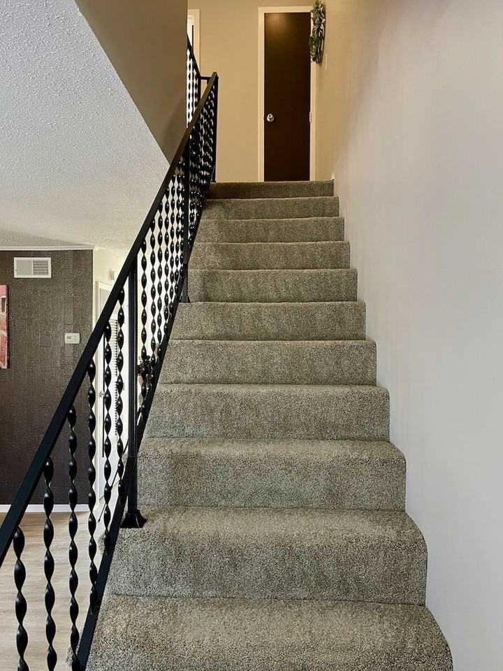 1029 Harold Dr - Photo 2 of 23