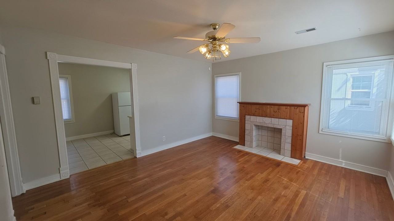 906 S Austin St - Photo 3 of 11
