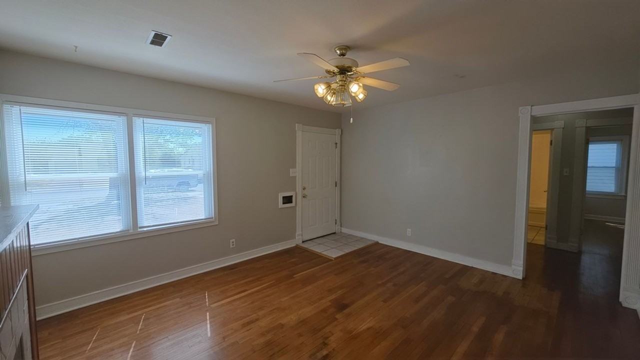 906 S Austin St - Photo 4 of 11