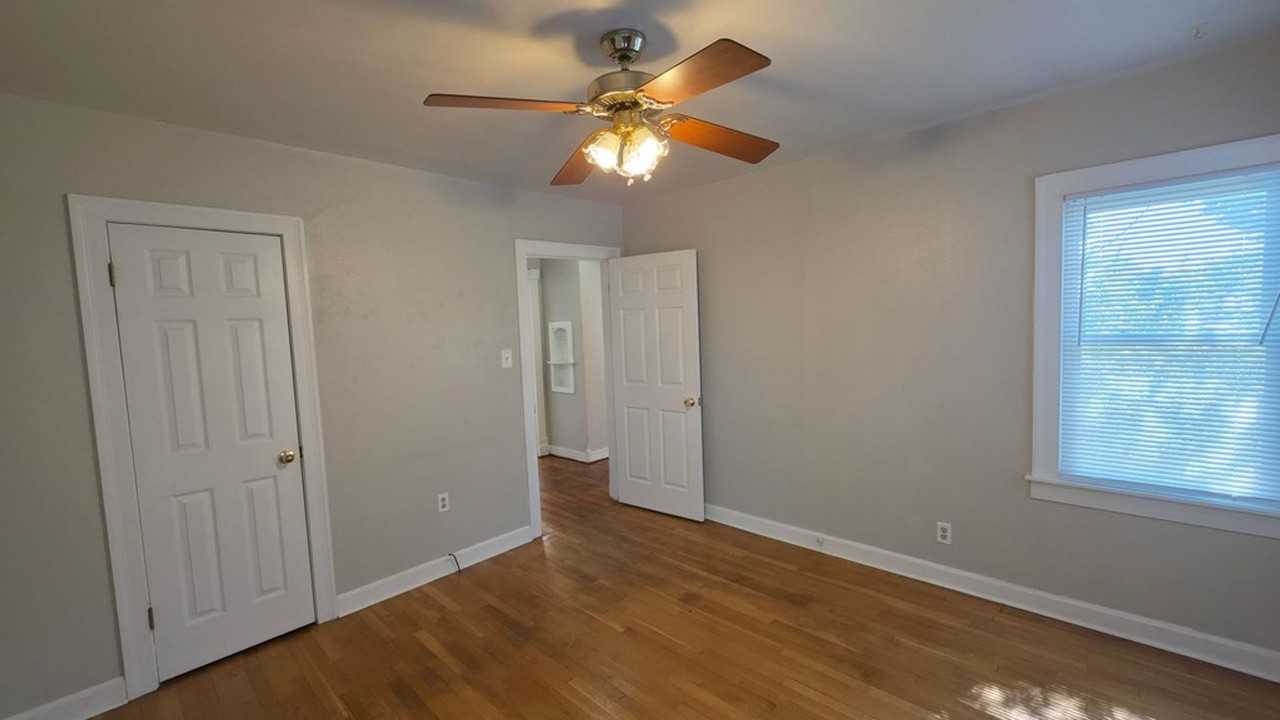 906 S Austin St - Photo 5 of 11