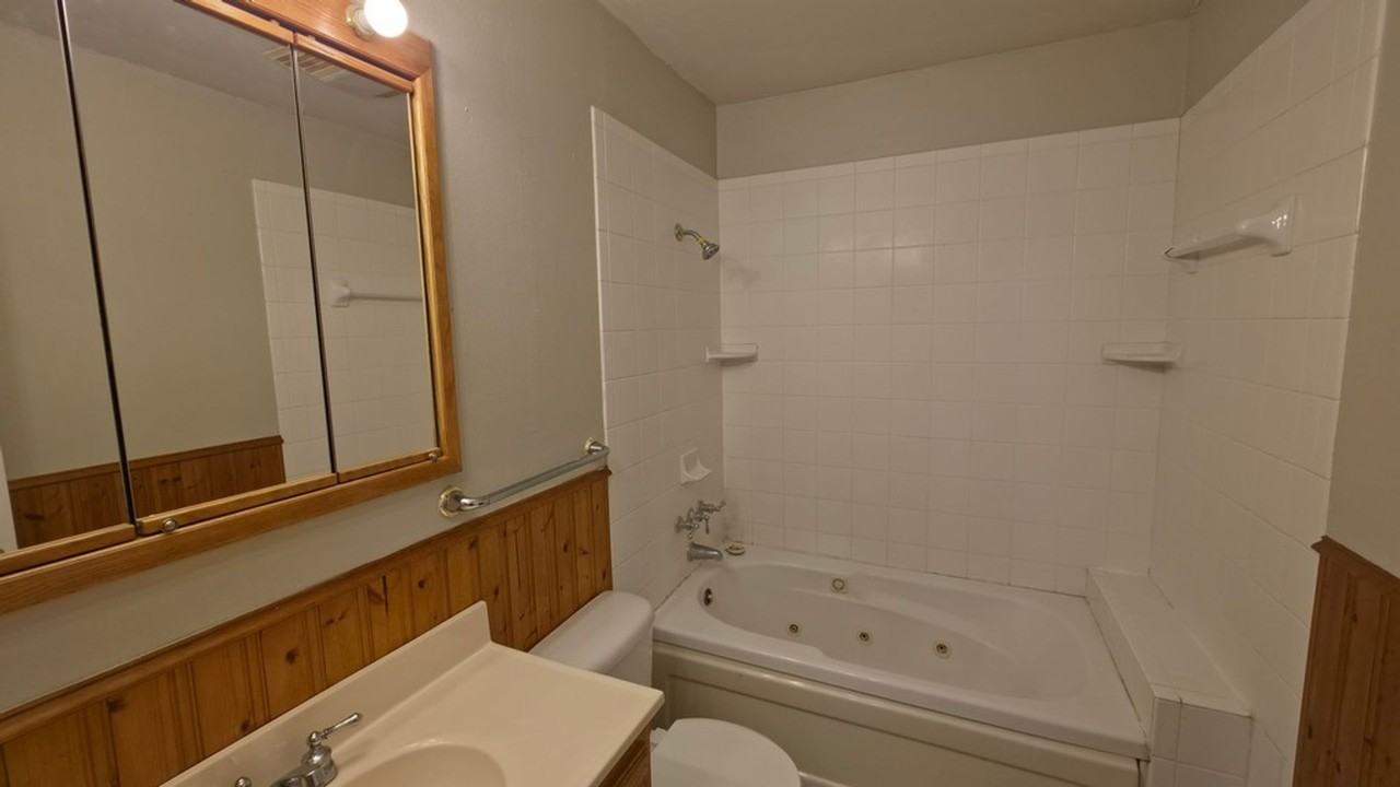 906 S Austin St - Photo 6 of 11