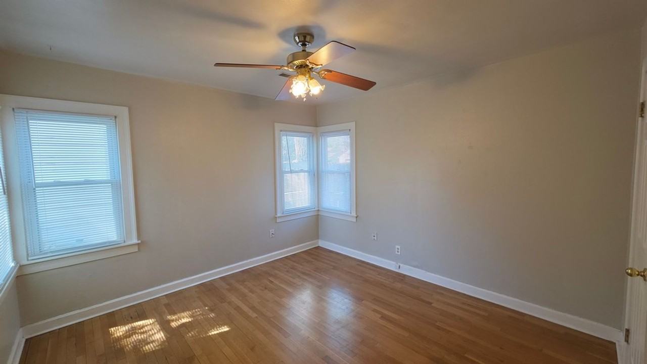 906 S Austin St - Photo 7 of 11