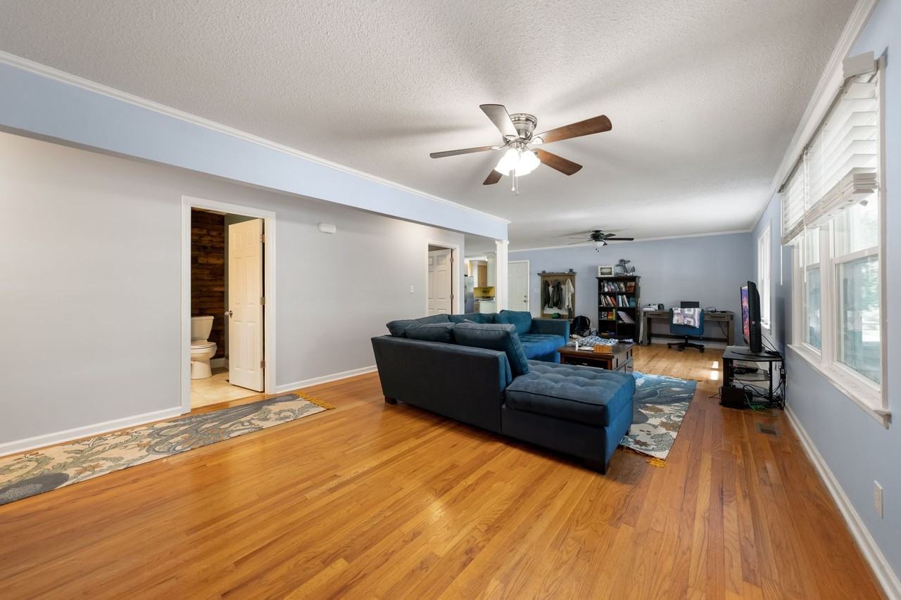 323 Bandock Dr - Photo 2 of 15