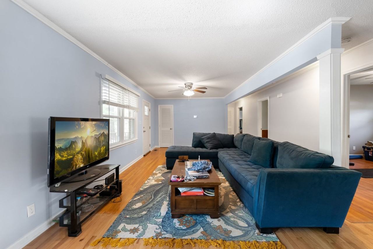 323 Bandock Dr - Photo 3 of 15