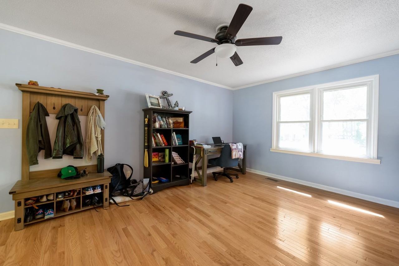 323 Bandock Dr - Photo 4 of 15
