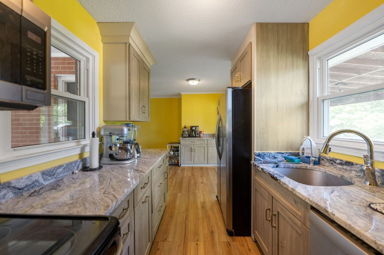 323 Bandock Dr - Photo 6 of 15