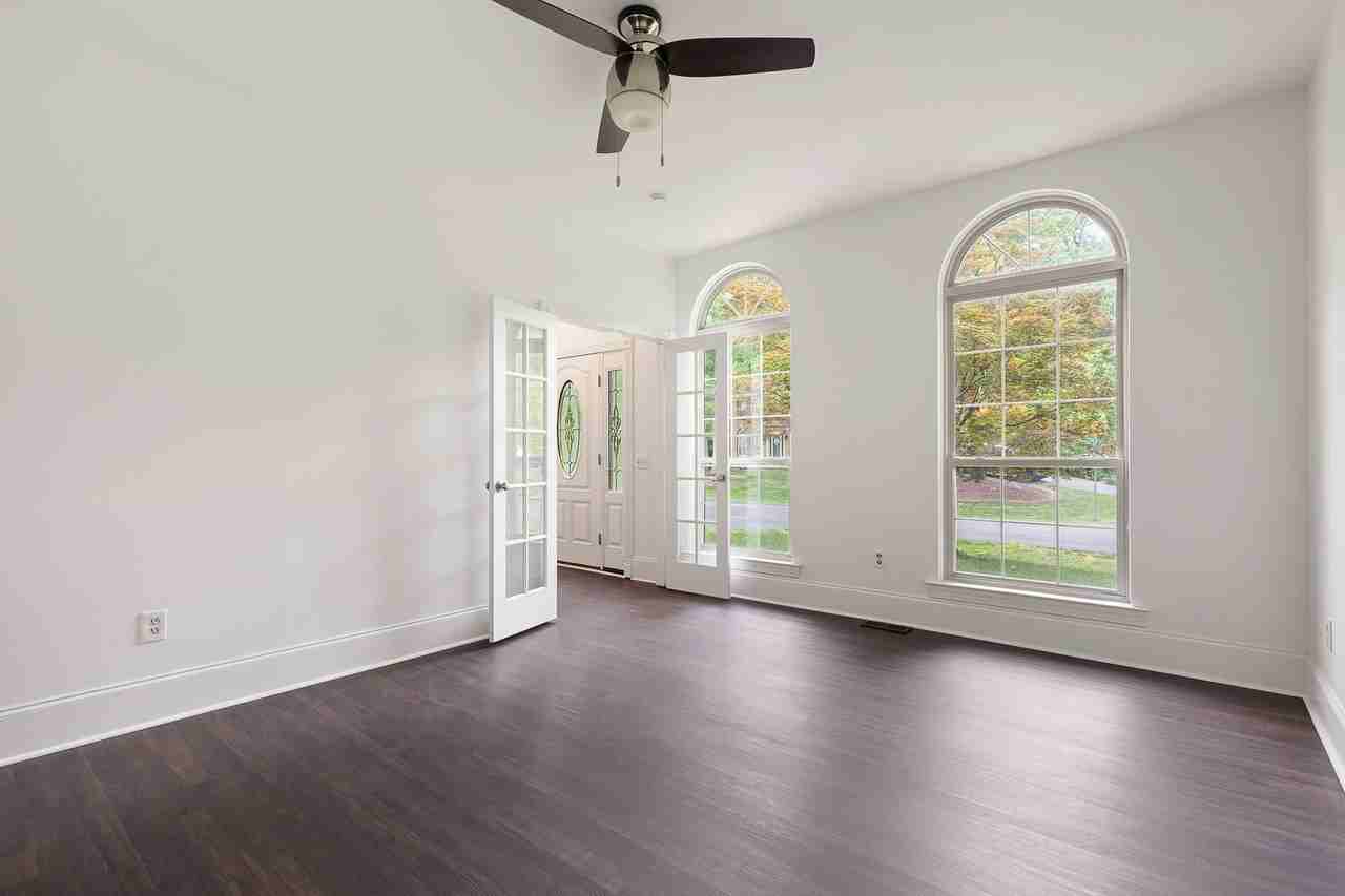 240 Timber Knoll Dr - Photo 4 of 31