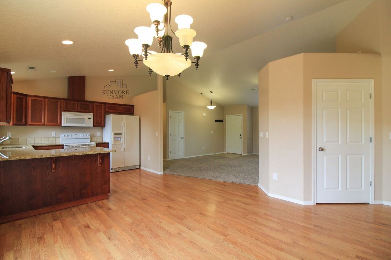 668 Sedgwick Pl - Photo 3 of 12
