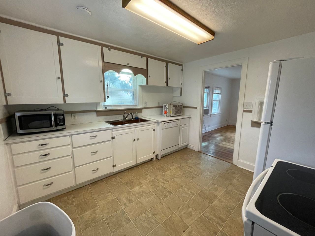 919 23rd St - Photo 4 of 30