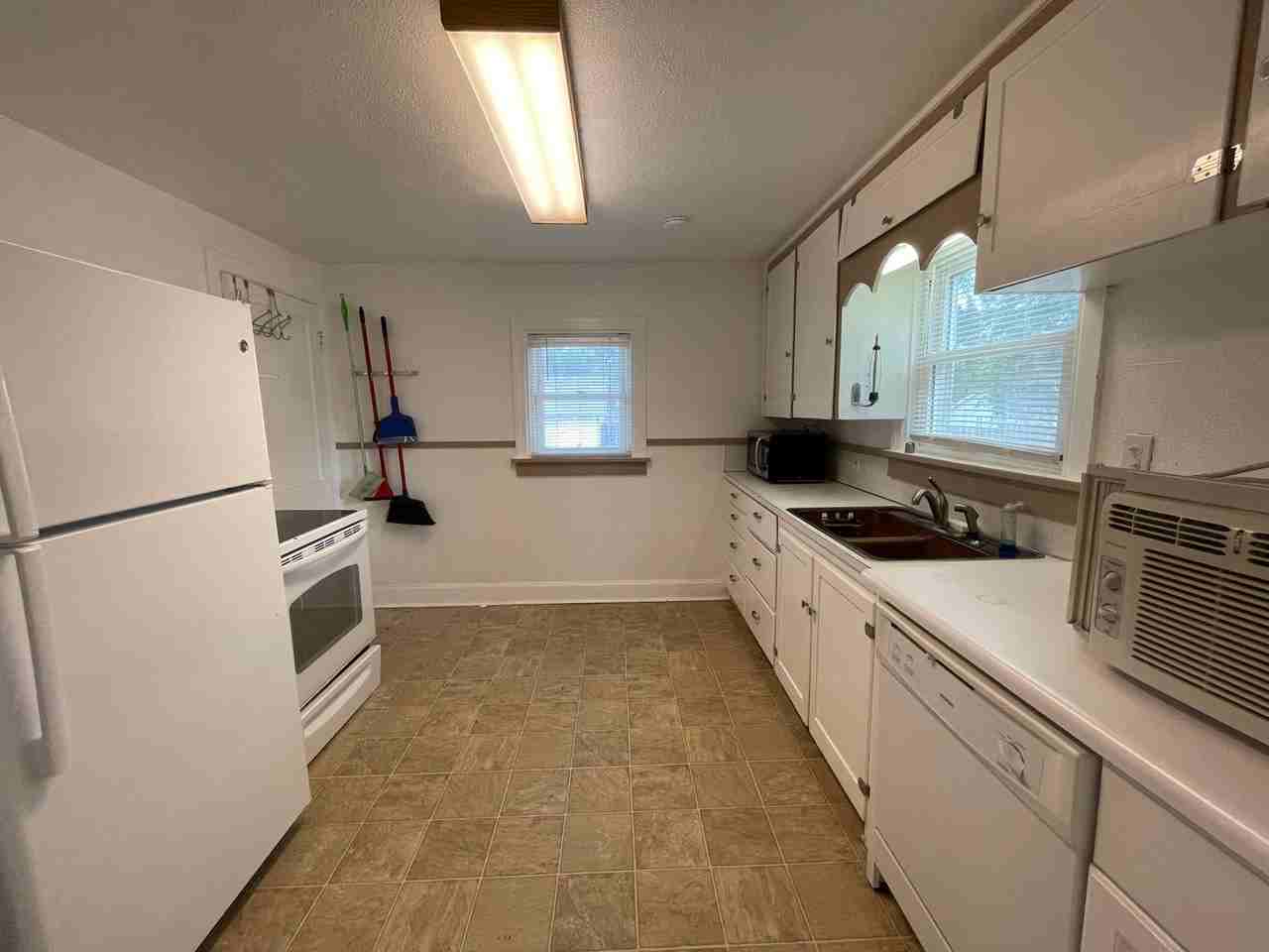 919 23rd St - Photo 5 of 30