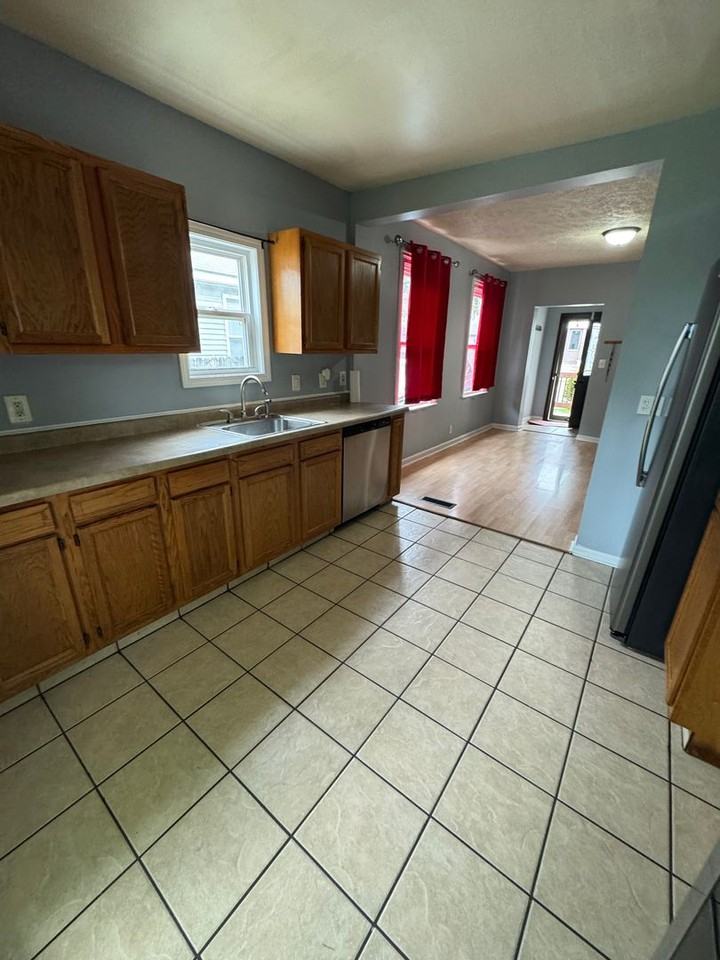 1251 Lafayette Ave Ne - Photo 6 of 11