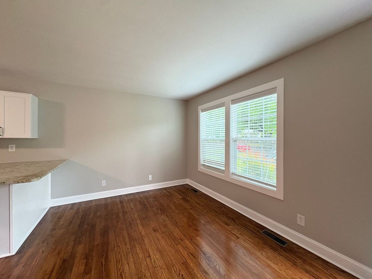 1112 Stephens St - Photo 3 of 11