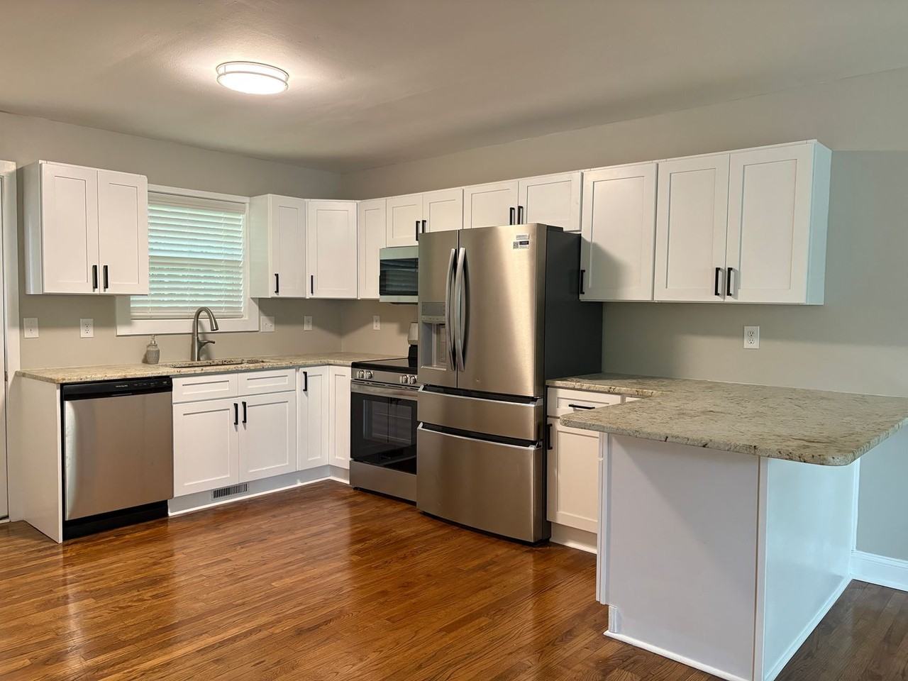 1112 Stephens St - Photo 4 of 11