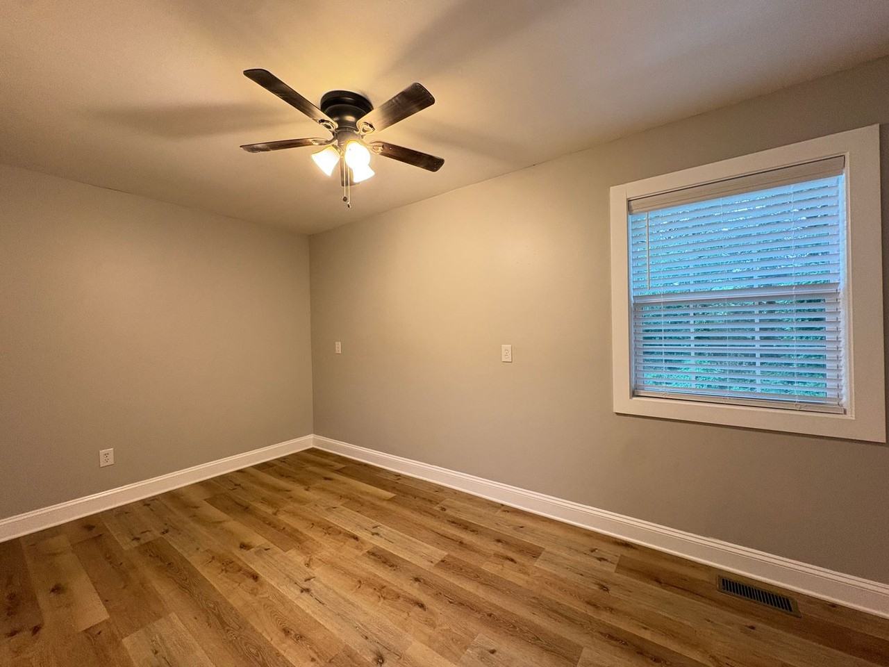 1112 Stephens St - Photo 6 of 11