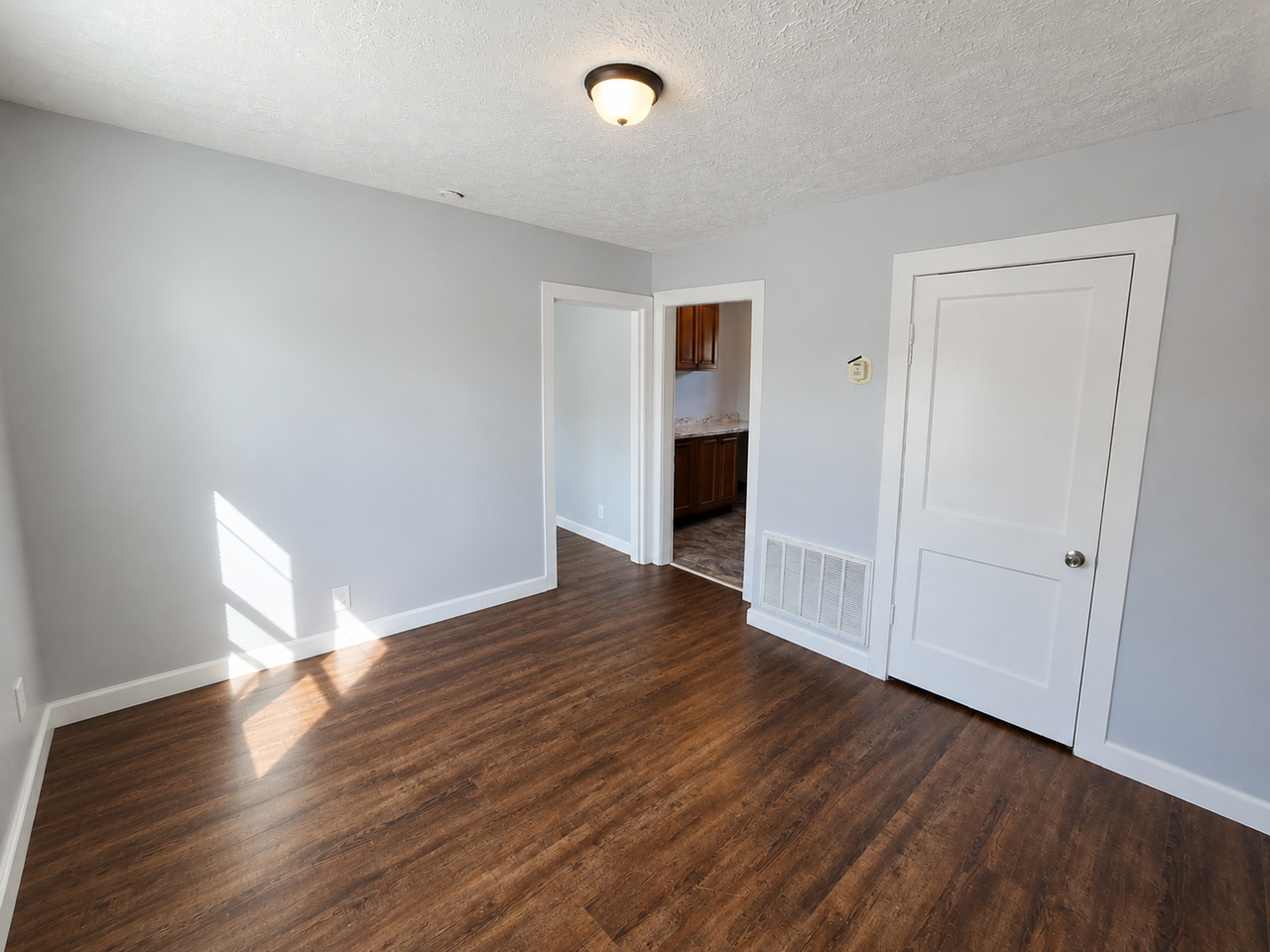 224 E Oak St - Photo 5 of 6