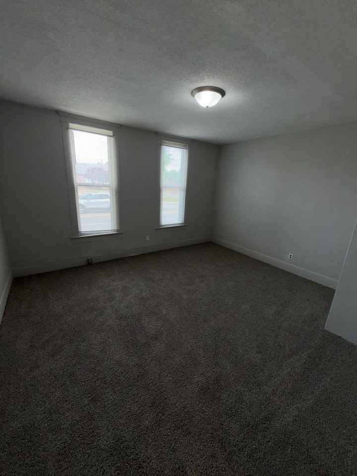 1213 Washington Ave - Photo 4 of 12