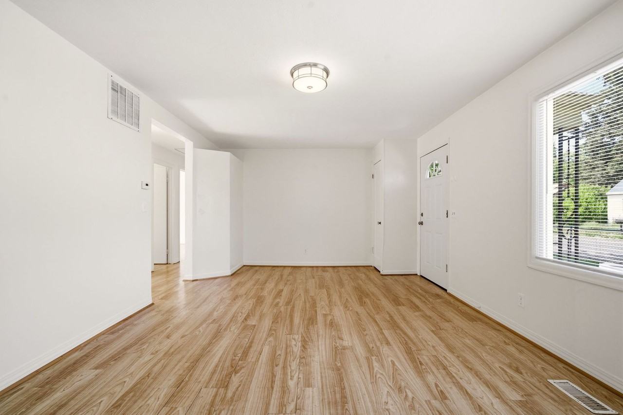 6044 Se Henderson St - Photo 4 of 30