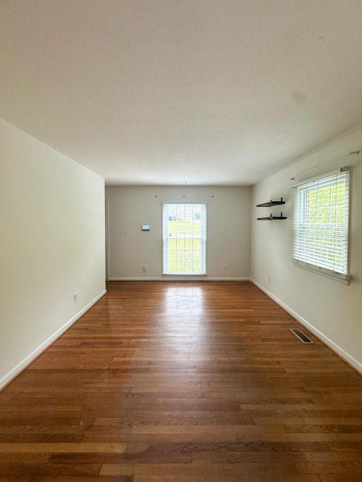 726 Dandridge Dr - Photo 3 of 24