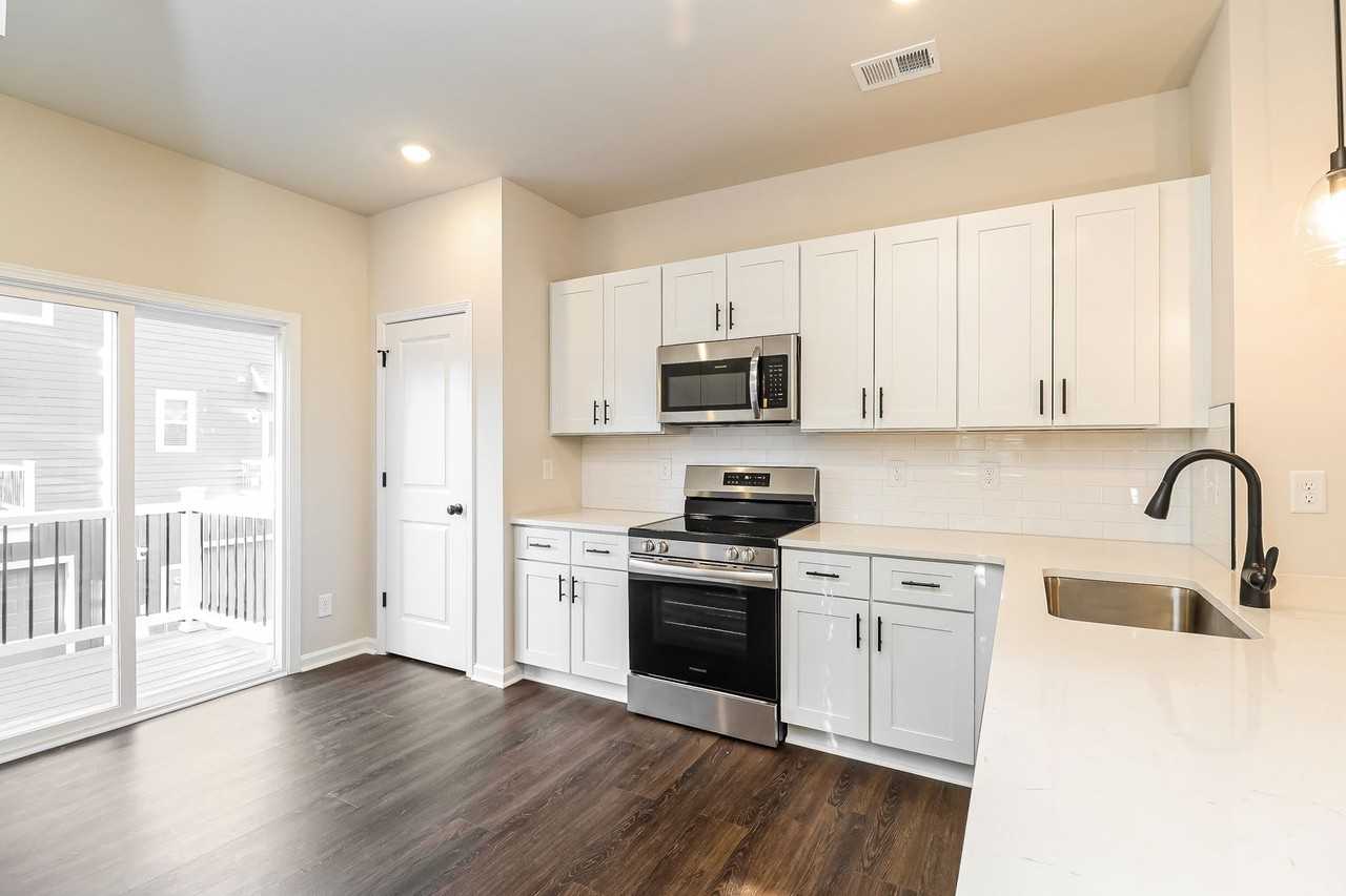 6037 King Richard Ct - Photo 2 of 15