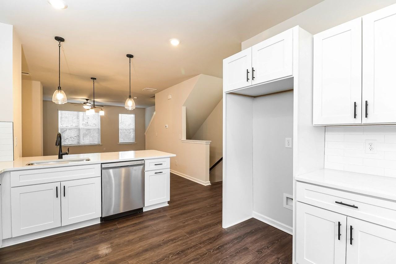 6037 King Richard Ct - Photo 3 of 15