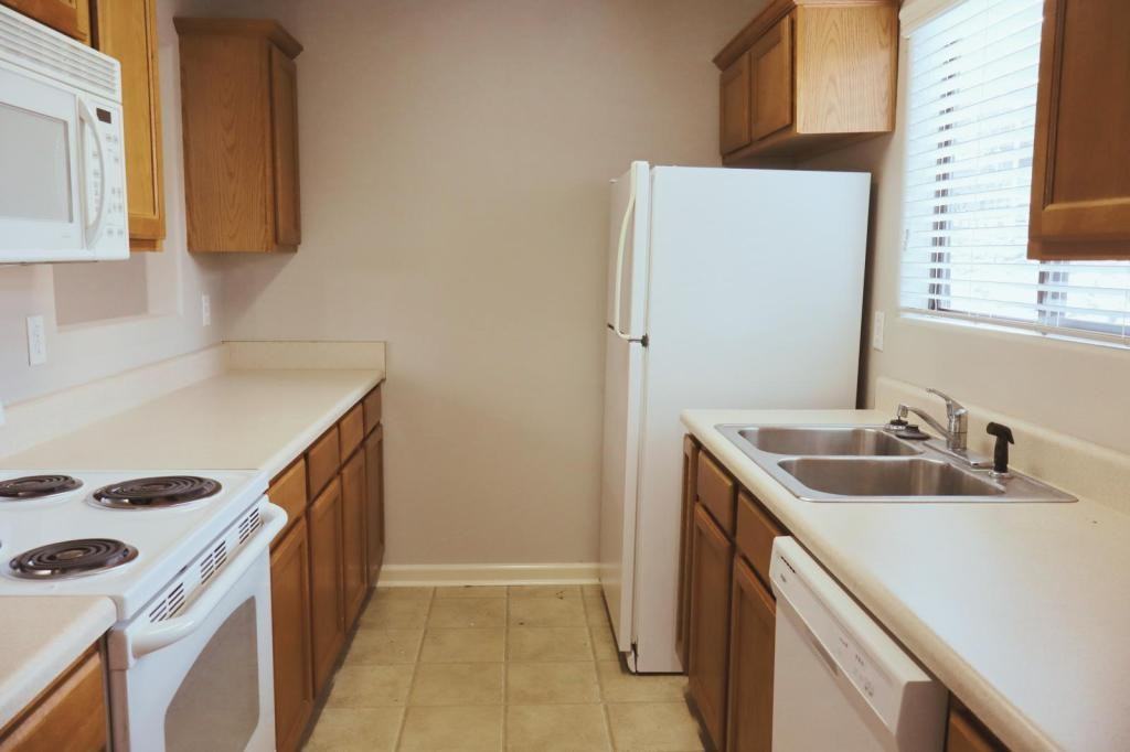 1100 Woodlawn Ave - Photo 5 of 32