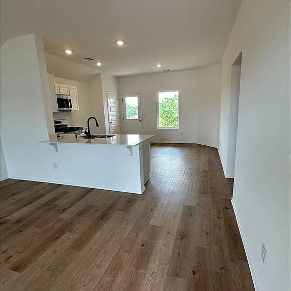 794 Sw 11th St - Photo 2 of 12