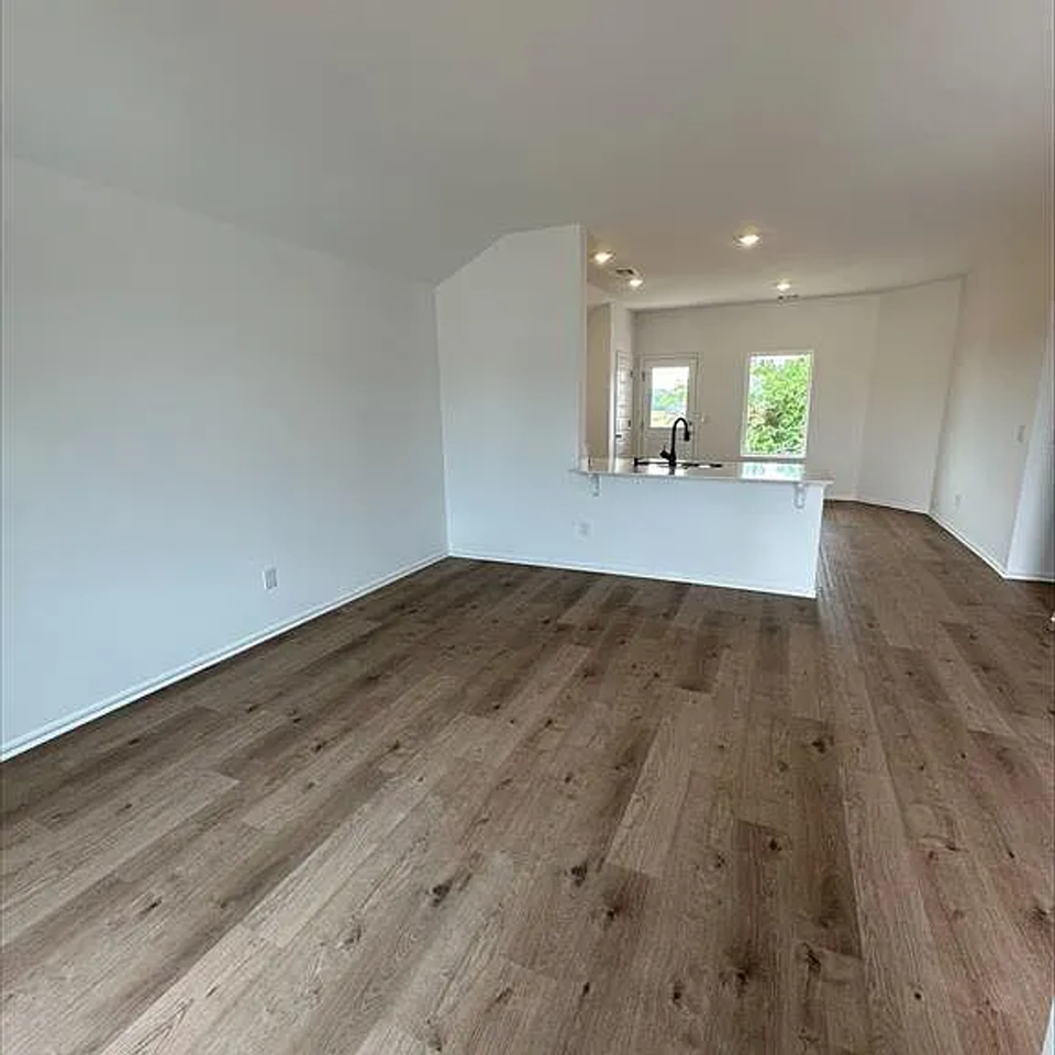 794 Sw 11th St - Photo 3 of 12