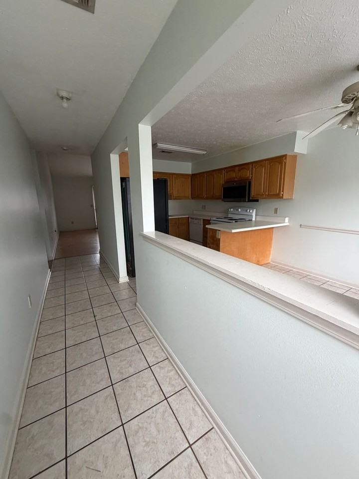 460 E Veterans Blvd - Photo 2 of 12