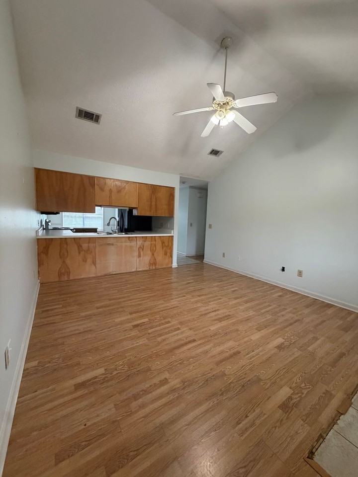 460 E Veterans Blvd - Photo 5 of 12