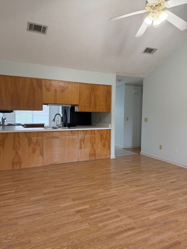 460 E Veterans Blvd - Photo 6 of 12