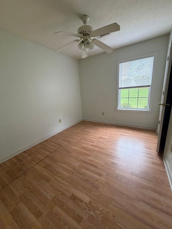 460 E Veterans Blvd - Photo 7 of 12