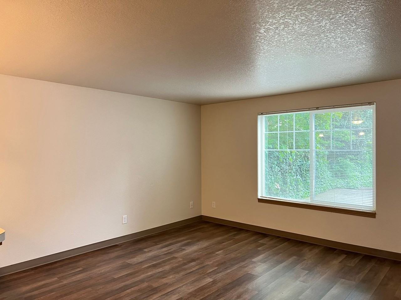 636 Browning Ave S - Photo 4 of 32