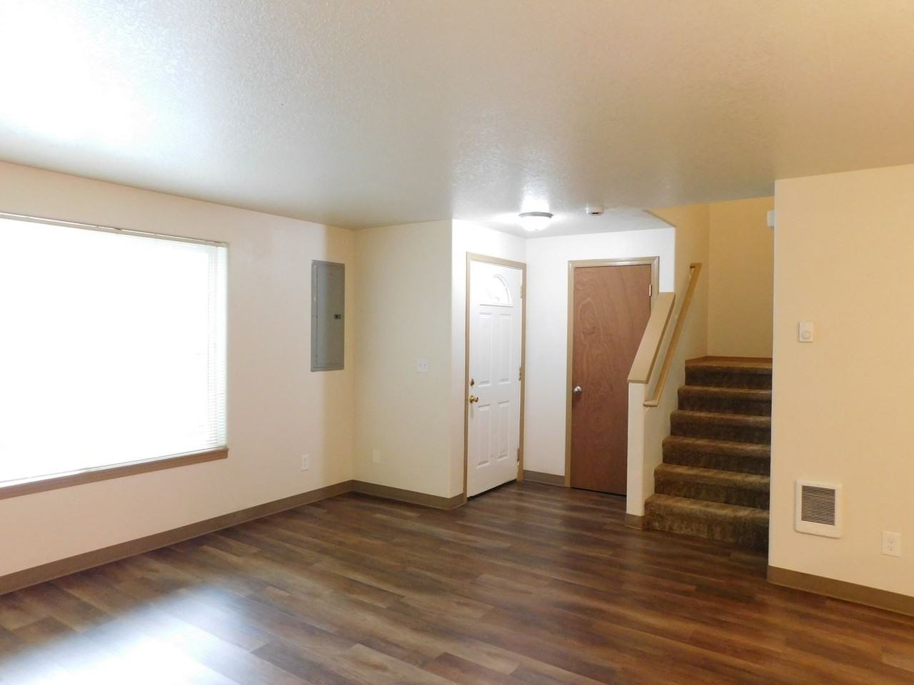 636 Browning Ave S - Photo 5 of 32
