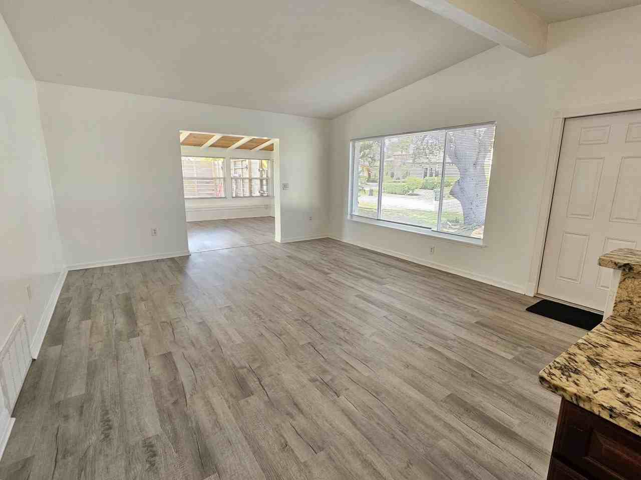 341 Bayshore Dr - Photo 3 of 46