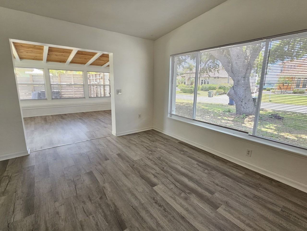 341 Bayshore Dr - Photo 4 of 46