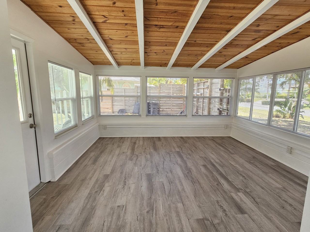 341 Bayshore Dr - Photo 5 of 46