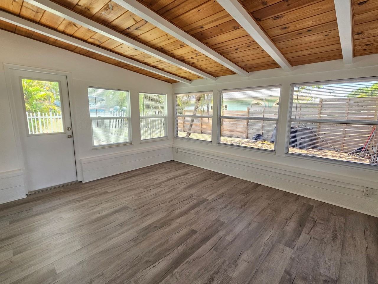 341 Bayshore Dr - Photo 6 of 46